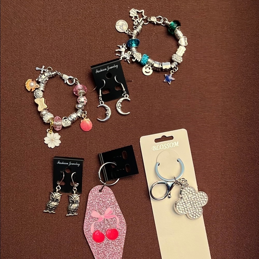 💎🆕 💎 Silver Earrings, Bracelets and Keychain Set - Picture 11 of 12